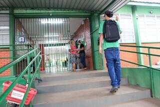 Estudante entrando em Escola Estadual Teotônio Vilela (Foto: Juliano Almeida)