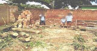 Filhos menores de idade da mulher vítima de demolição sobre os escombros da antiga casa. (Foto: Reprodução)