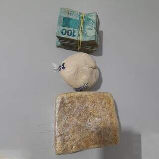Dinheiro e droga encontrado com a vítima (Foto: Direto das Ruas)