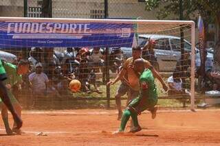 Uma das partidas semifinais da Liga Terrão será no campo da Praça Serra Azul (Foto: Henrique Kawaminami) 