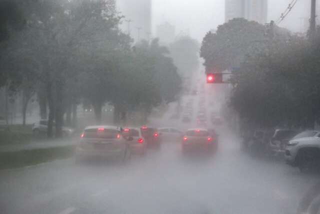 Mesmo r&aacute;pida, pancada de chuva &eacute; registrada em diversos pontos da Capital 