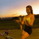 Com 775 mil visualizações, Thamiris faz sucesso dançando em bicicleta