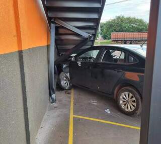 Carro batido em lateral de supermercado. (Foto: Direto das Ruas)