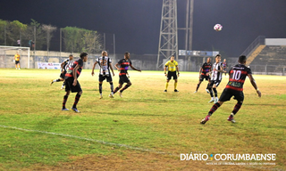Jogadores disputam a posse da bola durante partida decisiva. (Foto: Anderson Gallo/Diário Corumbaense)