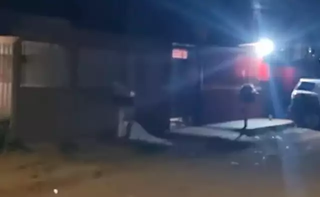 Vídeo que circula em grupos mostra vítima caída em rua vicinal. (Foto: Direto das Ruas)