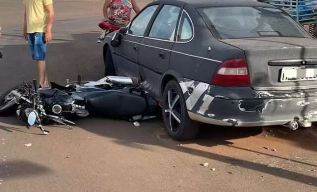 Motociclista de 17 anos fica ferido ao colidir com carro em ultrapassagem