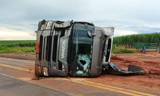 Caminhão tombou e teve o para-brisa quebrado com impacto. (Foto: Reprodução/Nova News)