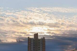 Sol atrás de algumas nuvens nesta manhã na Capital (Foto: Marcos Maluf)