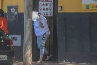 Andréa Cristina saindo com o rosto escondido e tornozeleira (Foto: Marcos Maluf)