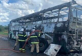 Ônibus incendiado e equipe do Corpo de Bombeiros. (Foto: Cenário MS)