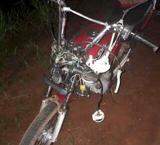 Motocicleta destruída após acidente em Vicentina. (Foto: MS News)