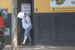 Andréia Lima saindo da prisão (Foto: Marcos Maluf)