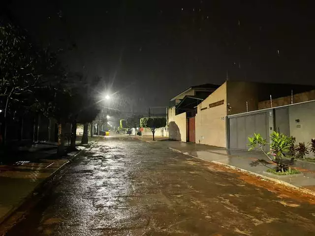 Pancada r&aacute;pida de chuva &eacute; registrada em Campo Grande