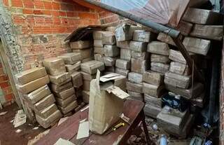 Droga foi encontrada no lado externo do depósito, armazenada em caixas e protegidas com lona (Foto: Divulgação/PF)