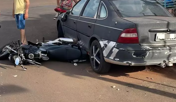 Motociclista de 17 anos fica ferido ao colidir com carro em ultrapassagem