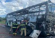Após falha mecânica, ônibus pega fogo e fica destruído na MS-338 