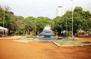 Fonte luminosa da Praça Ary Coelho foi construída no lugar de um coreto. (Foto: PMCG)
