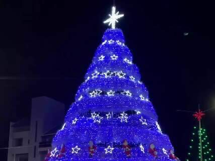 São Gabriel do Oeste lança iluminação de Natal com árvore de 17 metros