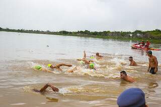 Nadadores entram na água do Rio Paraguai para prova de maratona (Foto: Clóvis Neto)