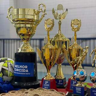 Dividido por categorias, Copa Indígena premiou equipes com troféus (Foto: Divulgação)