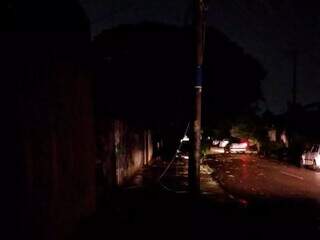 Com fiação na calçada, moradores da Rua Brasília seguem no escuro desde às 16h30. (Foto: Direto das Ruas)