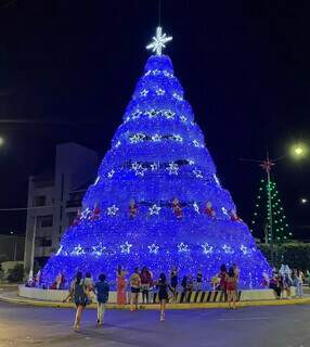 População se reúne em volta de árvore natalina de mais de cinco metros de altura instalada na rotatória da avenida Getúlio Vargas com a avenida Mato Grosso do Sul (Foto: Divulgação)