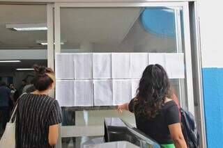 Candidatas conferem ensalamento no primeiro dia de prova (Foto: Paulo Francis)
