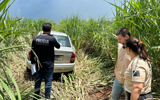 Polícia e peritos no local onde o carro foi encontrado (Foto: reprodução / Jornal da Nova)