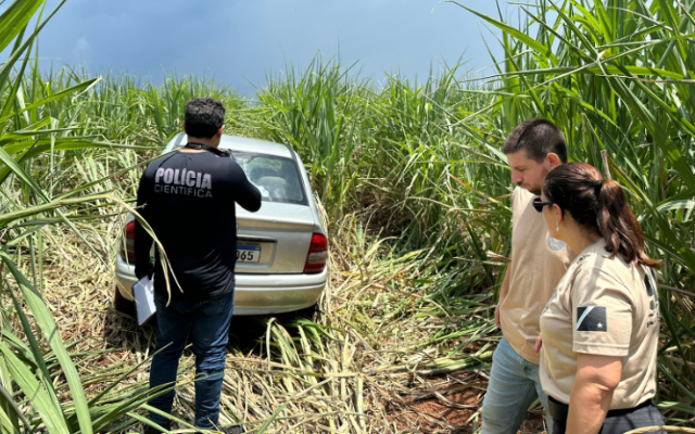 Mulher &eacute; encontrada morta dentro de carro em canavial