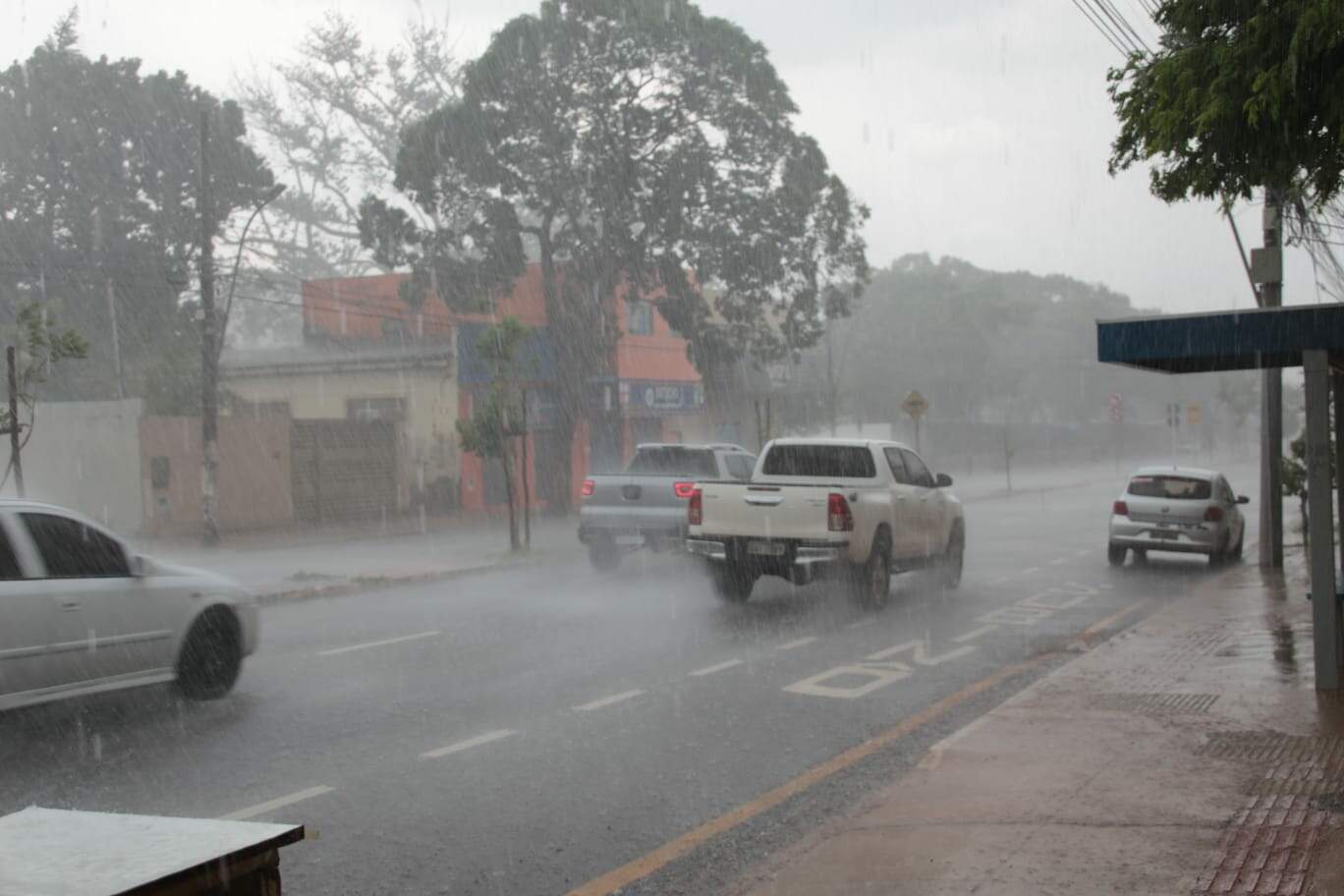 Chove em Campo Grande e meteorologia alerta para tempestade em todo o Estado