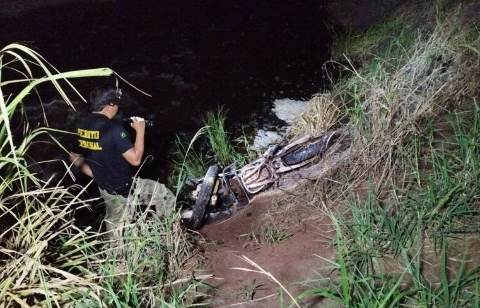 Homem morre ao cair de moto em vazante de água em área rural 