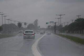 Chuva na região do Jardim Aeroporto, em Campo Grande (Foto: Marcos Maluf)