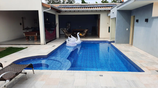 Casa conta com piscina aquecida e hidromassagem. (Foto: Divulgação/Airbnb)