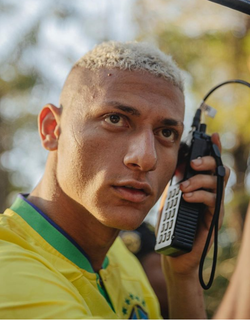 Jogador de futebol Richarlisson escutando rádio que monitora proximidade com o colar da onça Acerola, no Pantanal (Foto: Instagram)