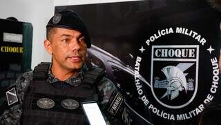 Comandante do BPChoque, tenente-coronel Rigobeto Rocha, durante coletiva de imprensa (Foto: Alex Machado)