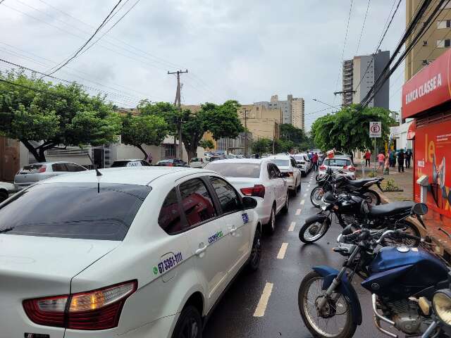 Com telefone fora de servi&ccedil;o, taxistas protestam em empresa 