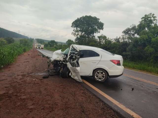 Carro atinge camionete de frente e motorista morre na hora na BR-262