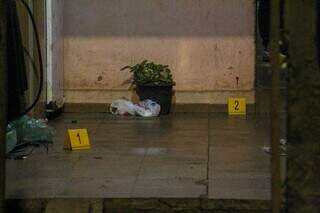 Equipes da PRF fizeram varredura no local do crime. (Foto: Juliano Almeida)