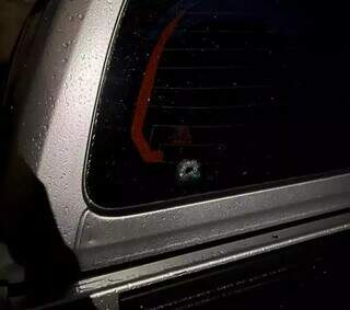 Marca de tiro na caminhonete da vítima (Foto: Divulgação/Batalhão de Choque)