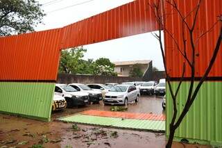Parte de portão que caiu (Foto: Osmar Daniel Veiga)