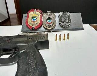Arma e munições apreendidas pela Polícia Civil na casa do suspeito (Foto: Divulgação | PCMS)
