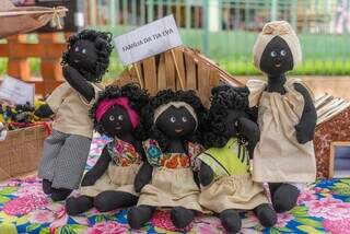 Bonecas abayomi confeccionadas por alunos da rede municipal. (Foto: PMCG)