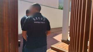 No 1º dia da operação, equipe do Gecoc foi até endereço de uma das empresas investigadas (Foto: Viviane Oliveira)