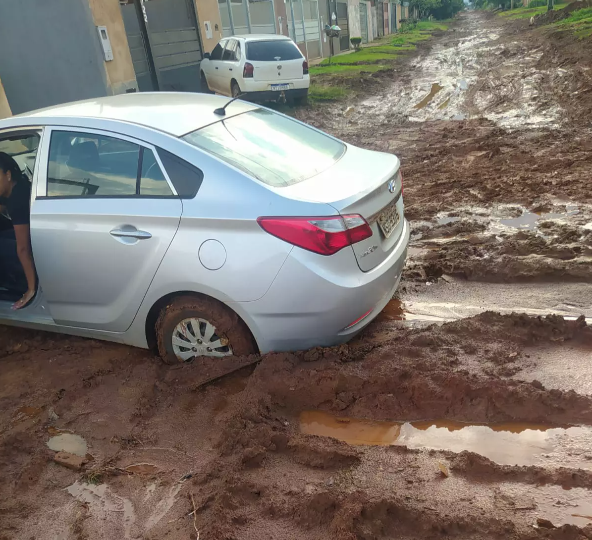 Moradora perde dia de trabalho com carro preso em lama no Nova Campo Grande