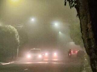 Neblina diminui a visibilidade no trânsito de veículos da Avenida Aeroporto, situada no Santo Amaro. (Foto: Lucia Morel)