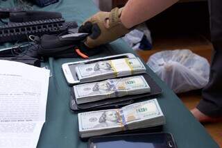 Cerca de US$ 80 mil dólares foram encontrados em operação. (Foto: Reprodução/Polícia Federal)
