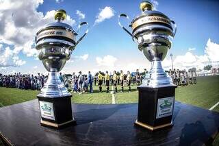 Troféus de campeão e vice-campeão do Campeonato Sul-Mato-Grossense de 2023 (Foto: @eduardofotoms)