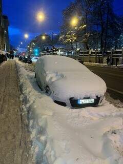 Carro coberto de neve em uma rua do centro de Munique na tarde desta terça-feira - Foto: Paulo Nonato de Souza