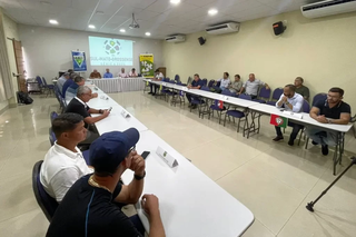 Representantes dos clubes e membros da Federação de Futebol de MS em reunião no Hotel Internacional (Foto: Rudson Barbosa/FFMS)