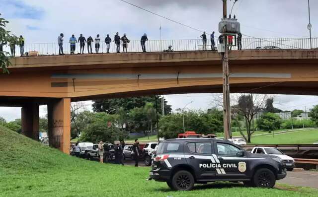 Homem cai de viaduto da Avenida Salgado Filho, &eacute; atingido por carro e morre 